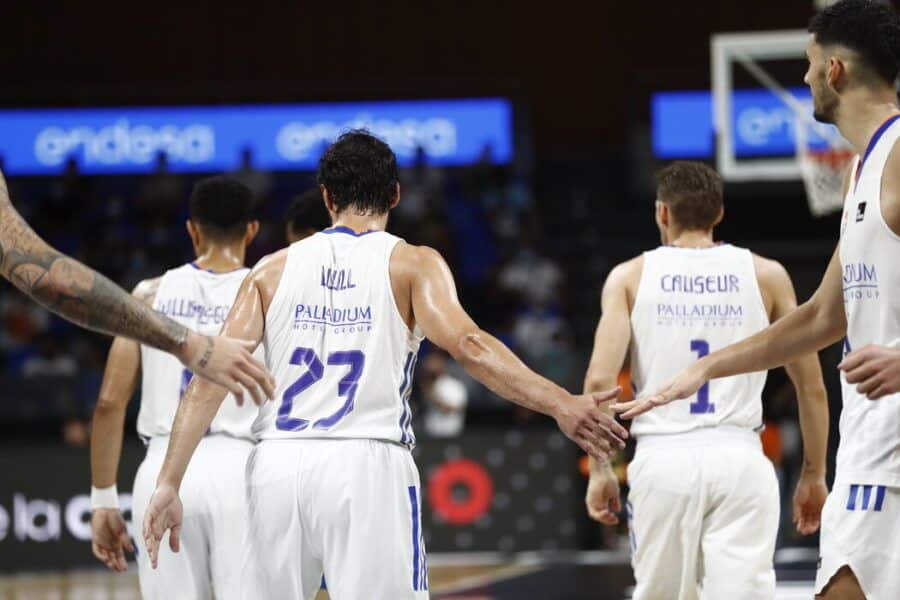 Sergio Llull choca la mano de sus compañeros en un partido como jugador del Real Madrid. Foto: Liga Endesa.