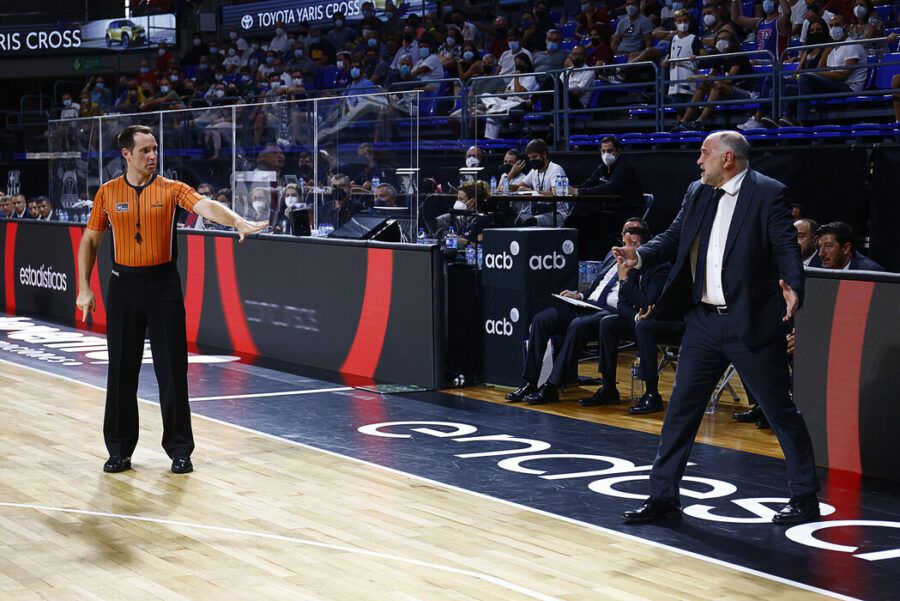 Pablo Laso protesta a un árbitro en un partido como entrenador del Real Madrid. Foto: Liga Endesa.