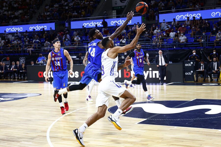Adam Hanga y Nigel Hayes pelean un balón en un Barça - Real Madrid. Foto: Liga Endesa.