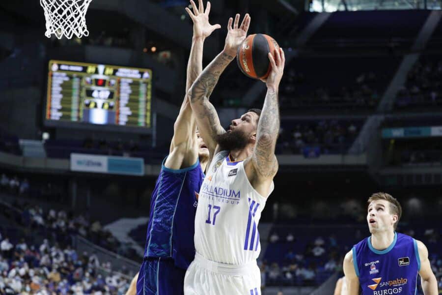 Vincent Poirier lanza a canasta ante Stephen Zack en un Real Madrid - Hereda San Pablo Burgos. Foto: Liga Endesa.