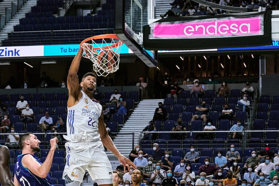 Walter Tavares hace un mate ante Víctor Arteaga en un MoraBanc Andorra - Real Madrid. Foto: Liga Endesa.