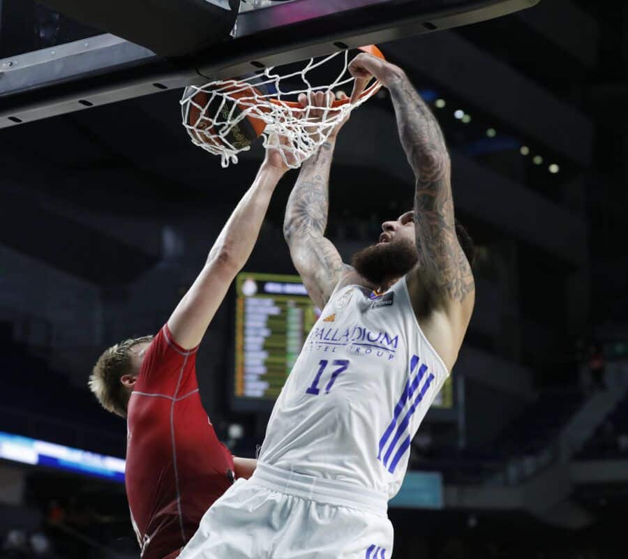 Vincent Poirier hace un mate ante Henry Ellenson en un Real Madrid - Monbus Obradoiro. Foto: Liga Endesa.