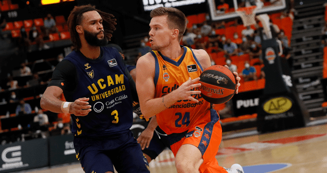 James Webb III, MVP del partido, defendiendo a Hermannsson. Fuente: M.A. Polo (VBC).