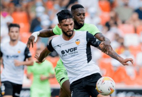 Omar Alderete e Iñaki Williams luchando por un balón en Mestalla. Fuente: Athletic Club de Bilbao.