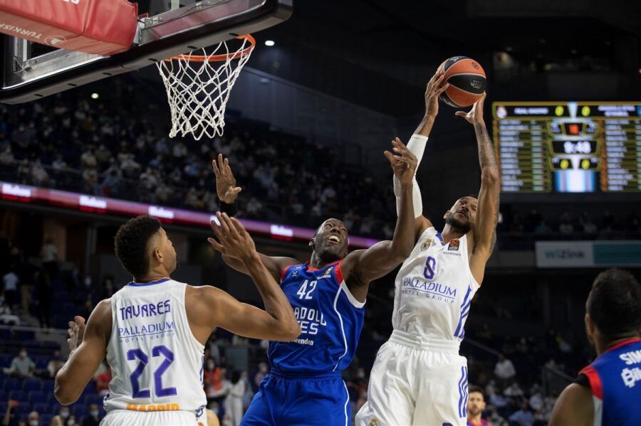 Adam Hanga coge un rebote ante Bryant Dunston en un Real Madrid - Anadolu Efes. Foto: Turkish Airlines Euroleague.