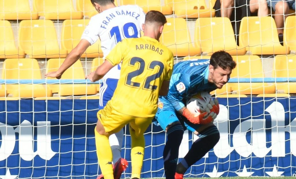 Cristian Álvarez sujeta un balón ante Arribas en un Alcorcón-Zaragoza