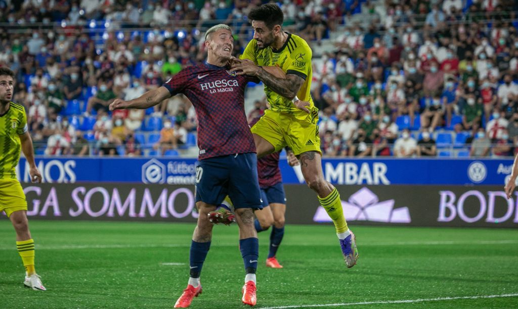 Dani Escriche y David Costas pugnan por un balón en un Huesca - Oviedo