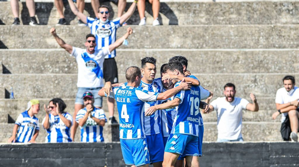 Jugadores del Deportivo celebran un gol en el Ciudad de Tudela