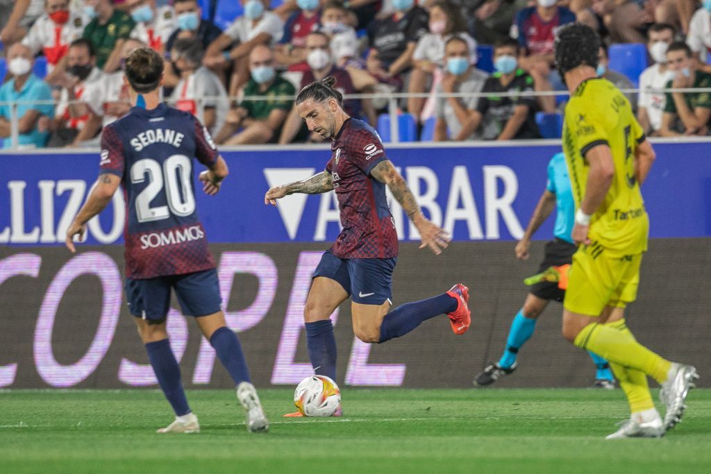 Marc Mateu conduce un balón en un Huesca-Oviedo