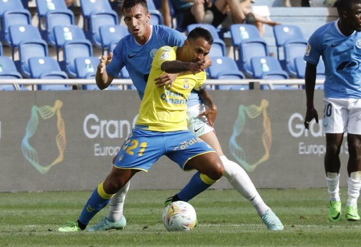 Javi Pérez sujeta a Jonathan Viera en un partido entre la UD Las Palmas y la UD Ibiza