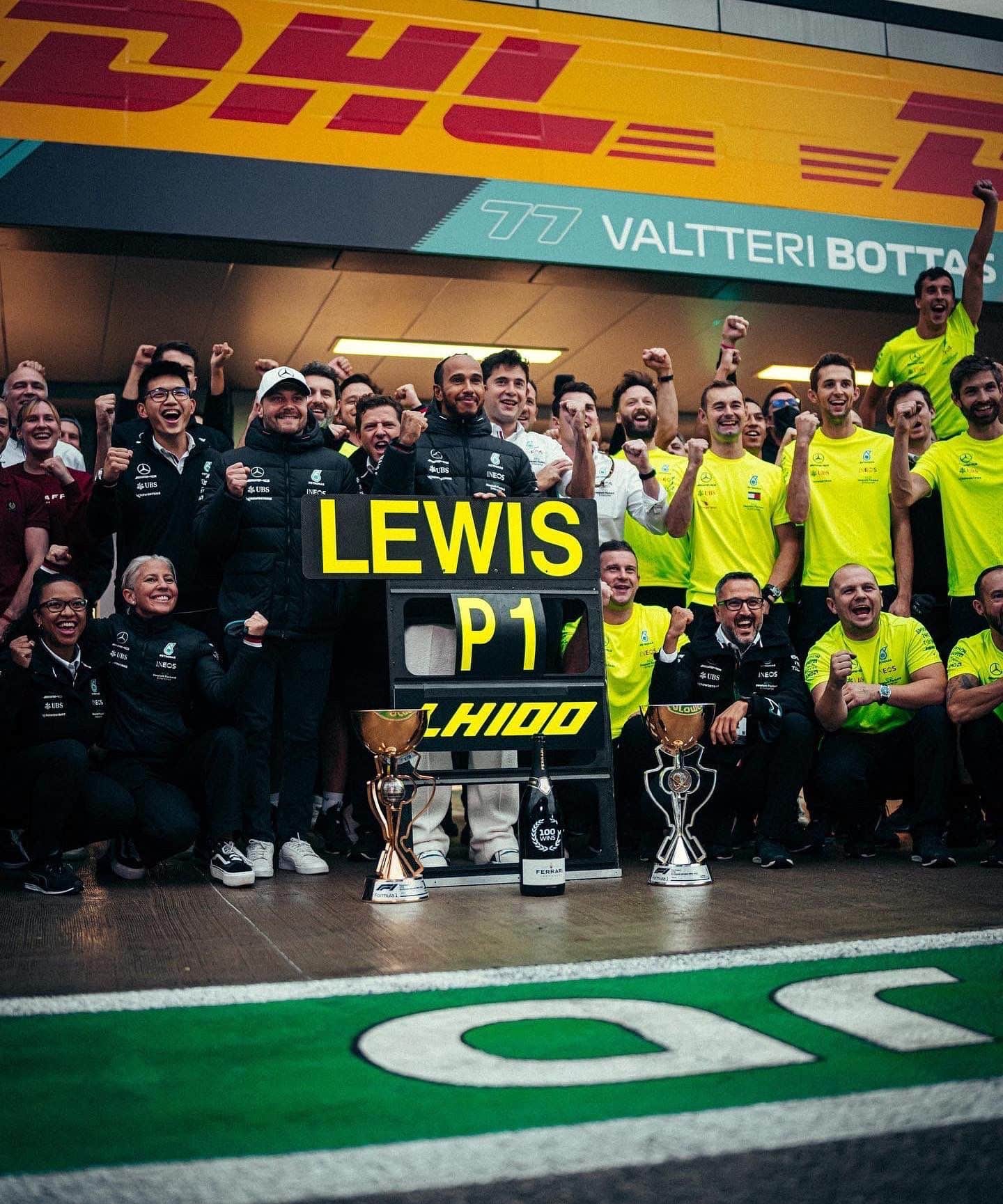 Lewis Hamilton volvió a sonreír en Rusia Lewis Hamilton volvió a sonreír en Rusia
