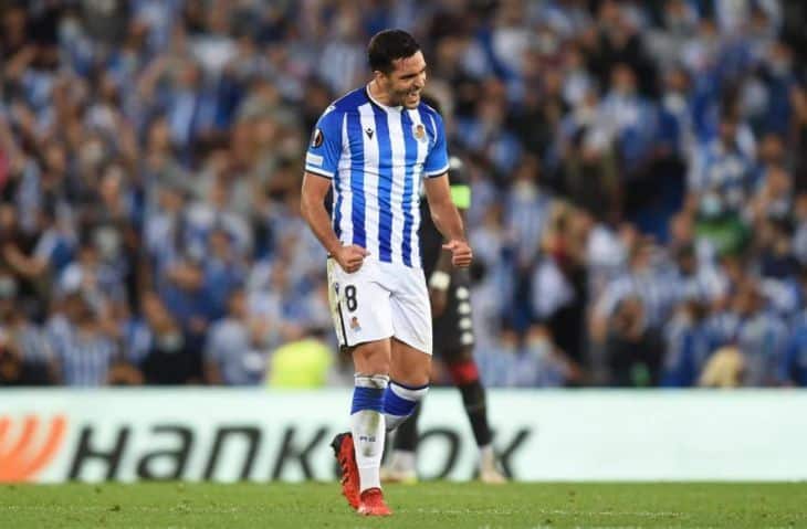 Mikel Merino celebra un gol con la Real Sociedad