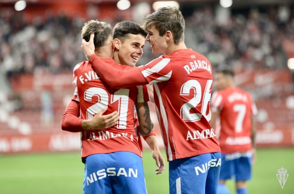 Gaspar, Fran Villalba y Pablo García celebran un gol del Sporting