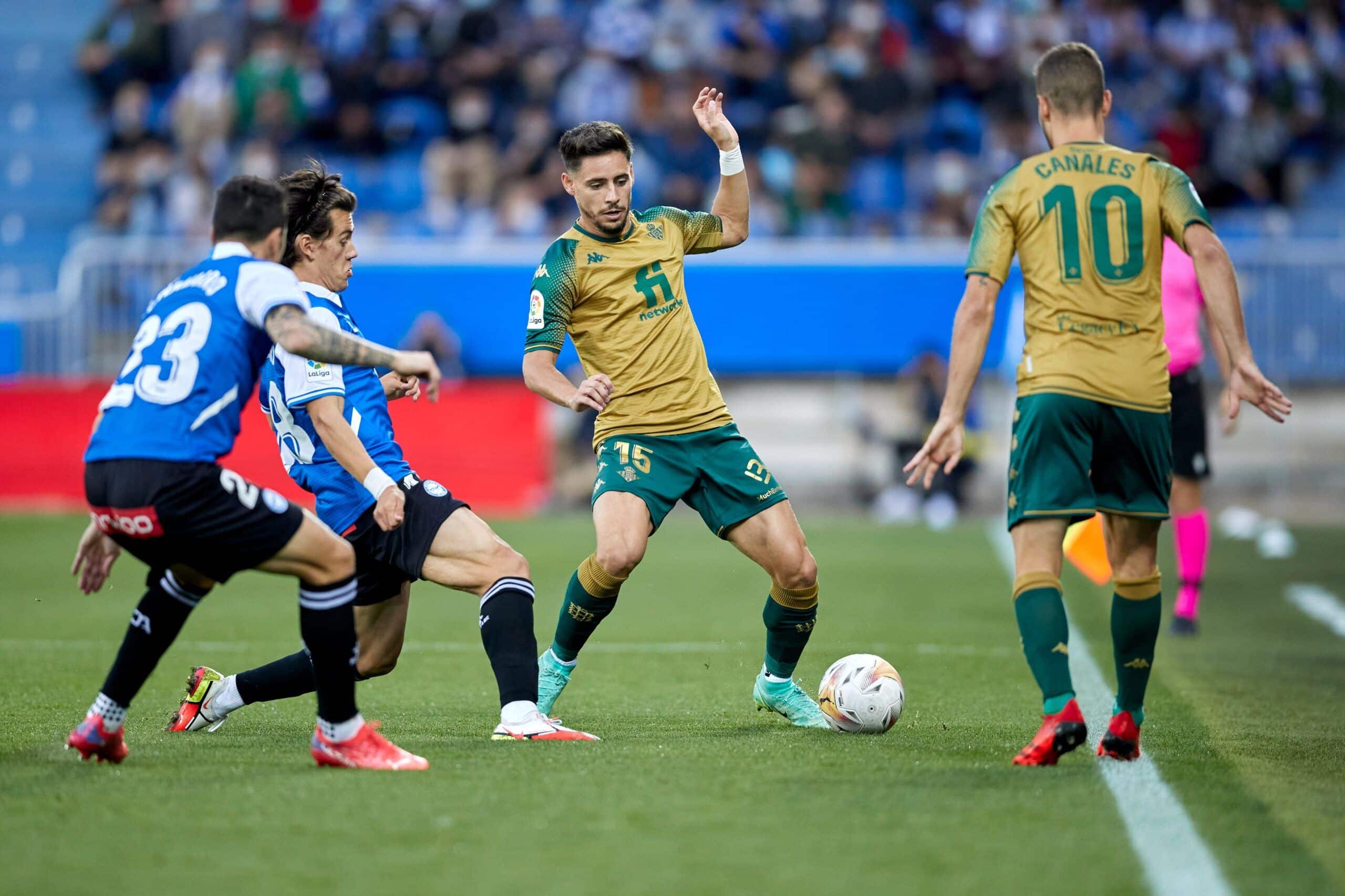 Jugadores de ambos equipos pugnan por la pelota / Via: Real Betis Balompié