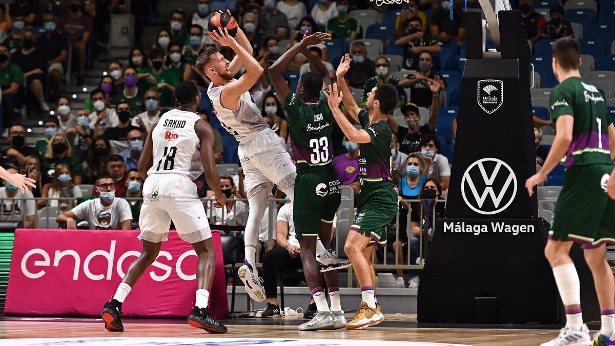 Musa entrando a canasta ante Unicaja