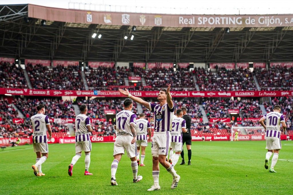 El Real Valladolid celebra un gol en El Molinón