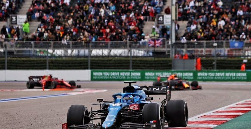 Fernando Alonso rodando durante la carrera del GP de Rusia en Sochi. Foto: Alpine F1 Team.