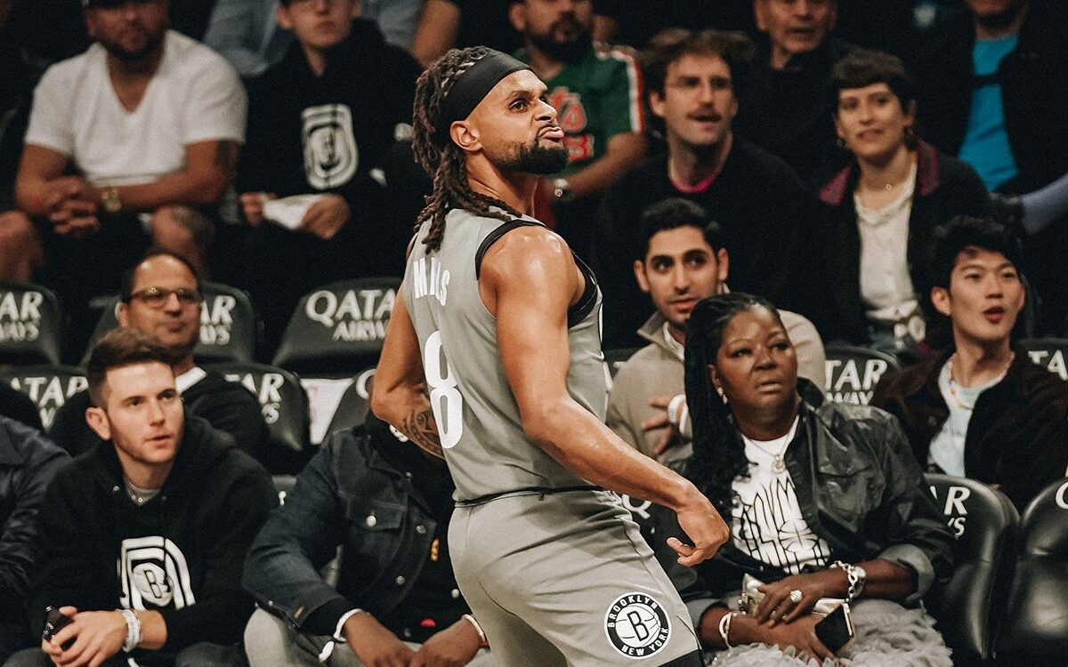 Patty Mills celebrando su quinto triple del encuentro. Foto vía: twitter.com/BrooklynNets