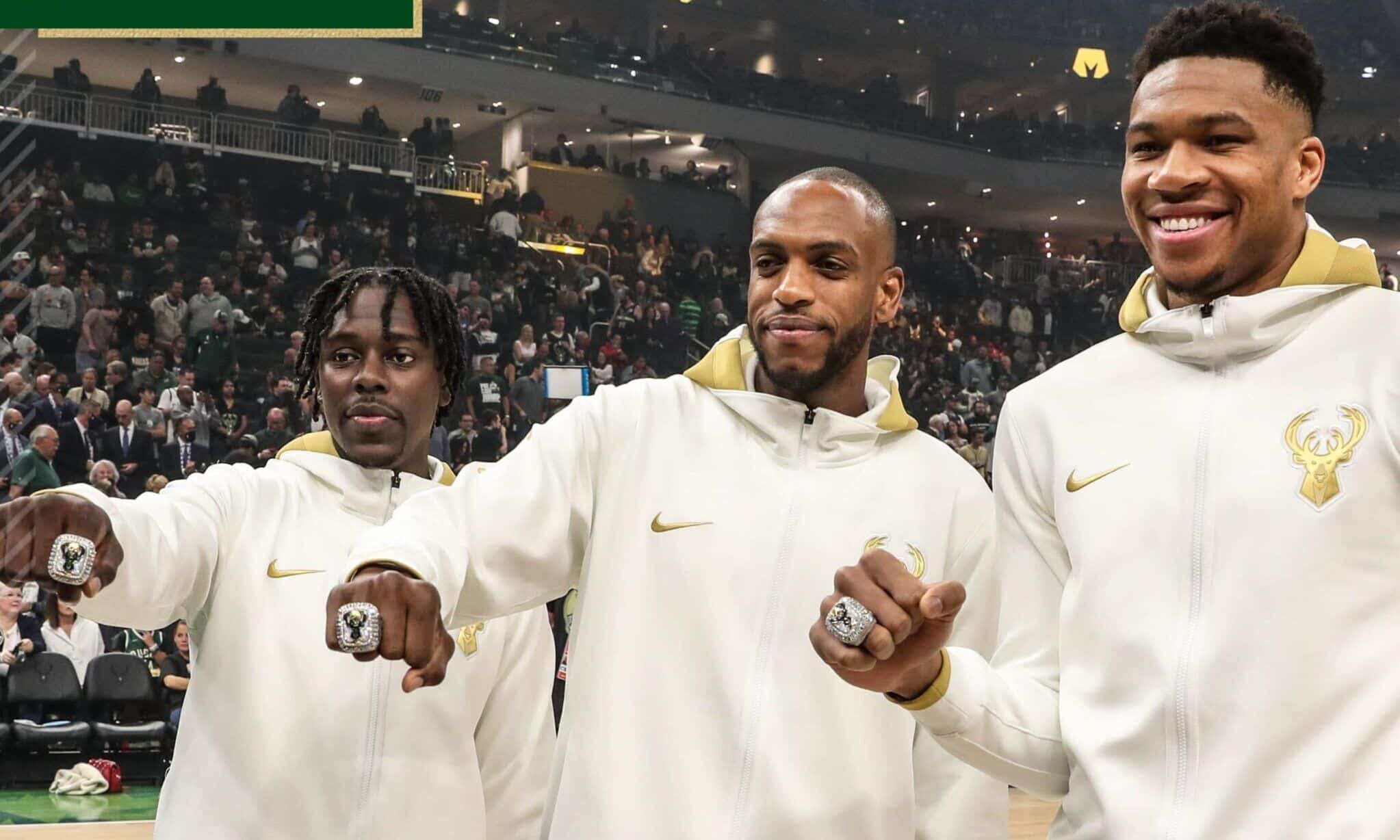 las superestrellas de los Bucks posando con el anillo de campeones. Foto vía: nba.com