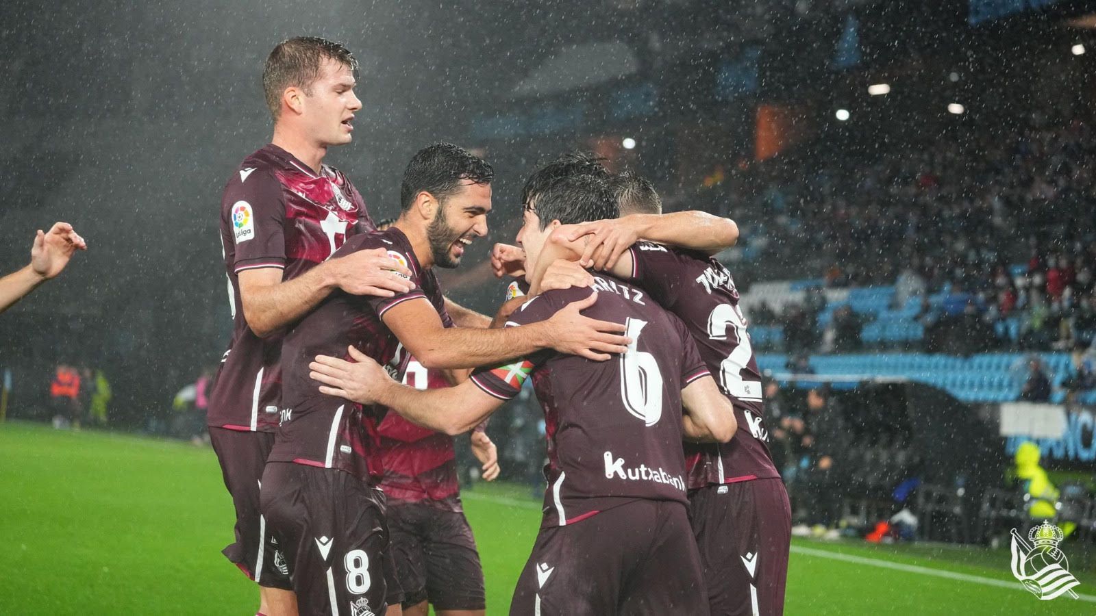 Jugadores de la Real Sociedad celebran un gol