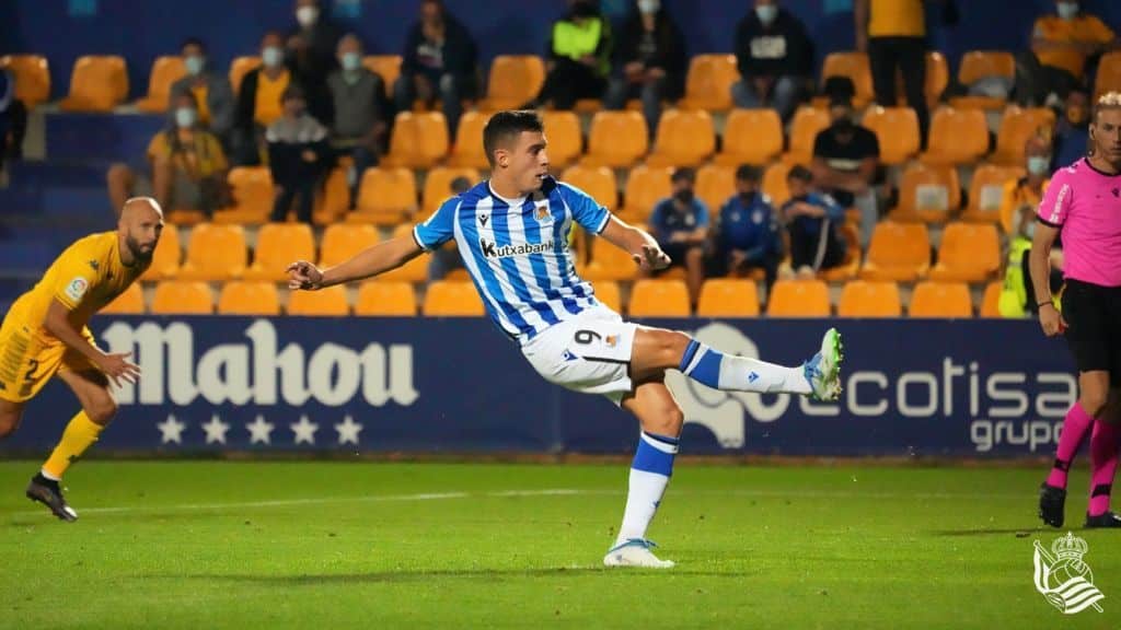 Jon Karrikaburu lanzando un penalti