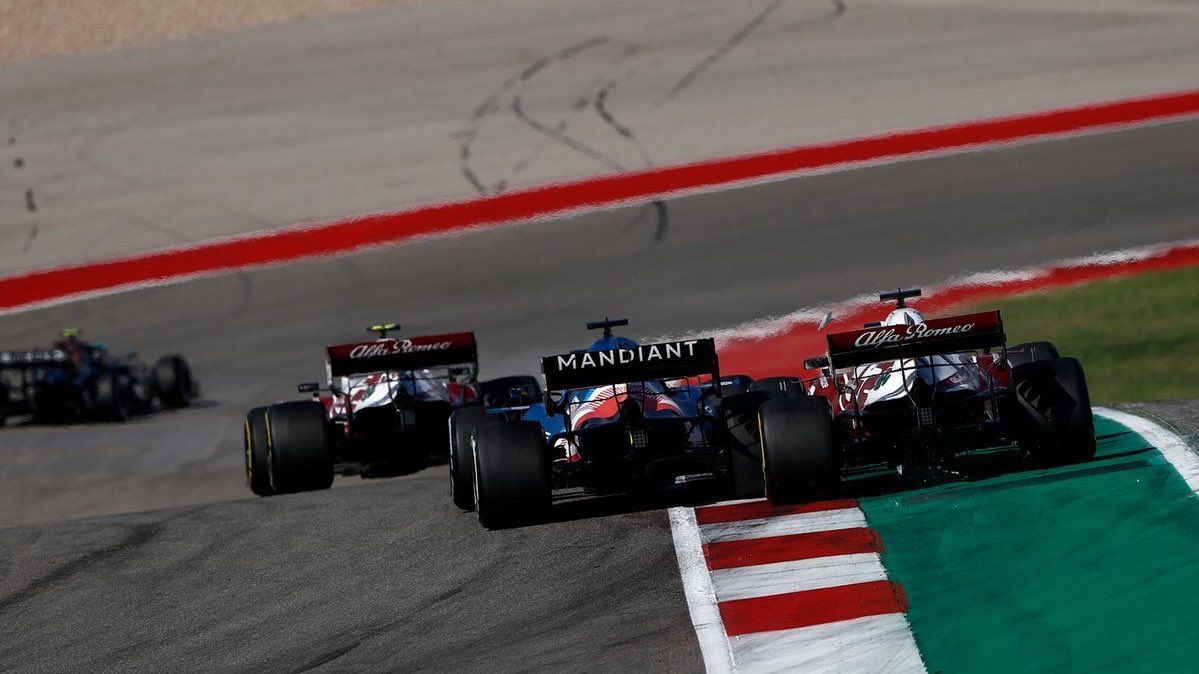 Fernando Alonso y Kimi Räikkönen luchando en la curva 1 de Austin, en la acción que desató la polémica del GP de EEUU. Foto: F1