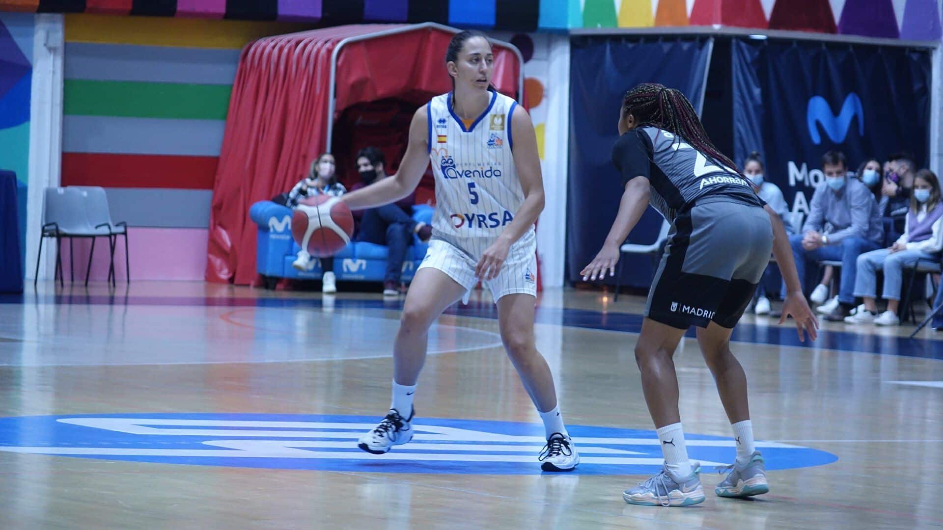 Maite Cazrola controlando el balón