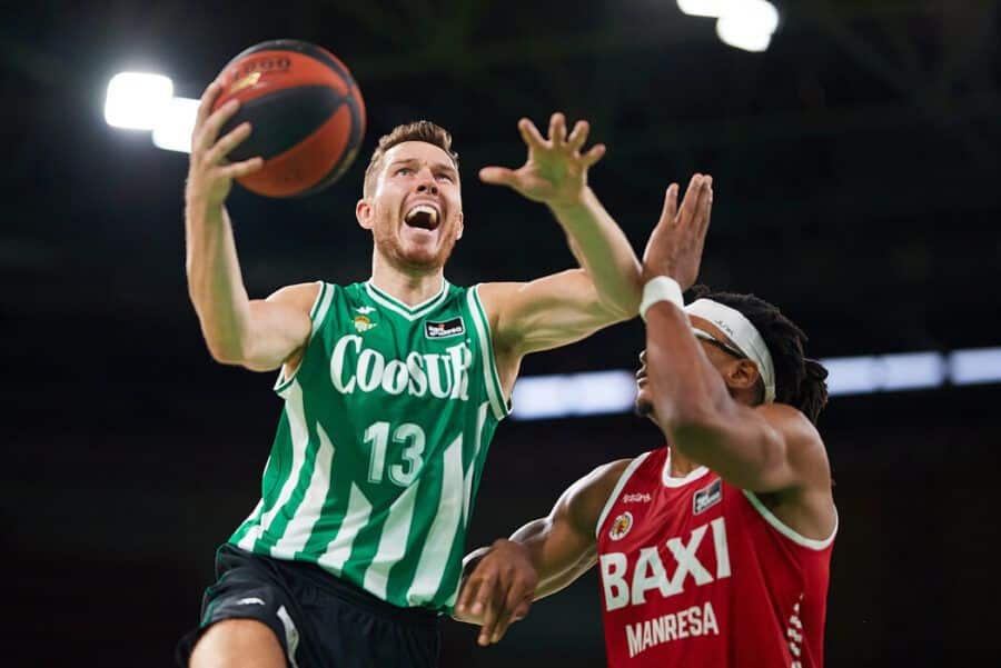 Dairis Bertans entra a canasta ante Chima Moneke en un Coosur Real Betis - BAXI Manresa. Foto: Liga Endesa.