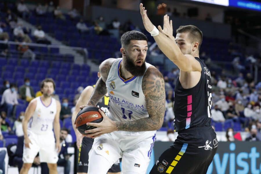 Vincent Poirier postea ante Emir Sulejmanovic en un Real Madrid - Lenovo Tenerife. Foto: Liga Endesa.