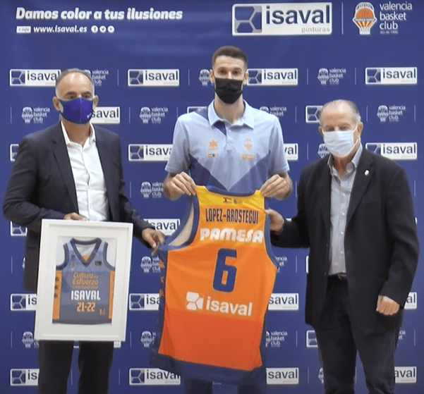 Presentacíón de Xabi López-Arostegui con Paco Raga y Santiago Vallejo. Fuente: Valencia Basket.