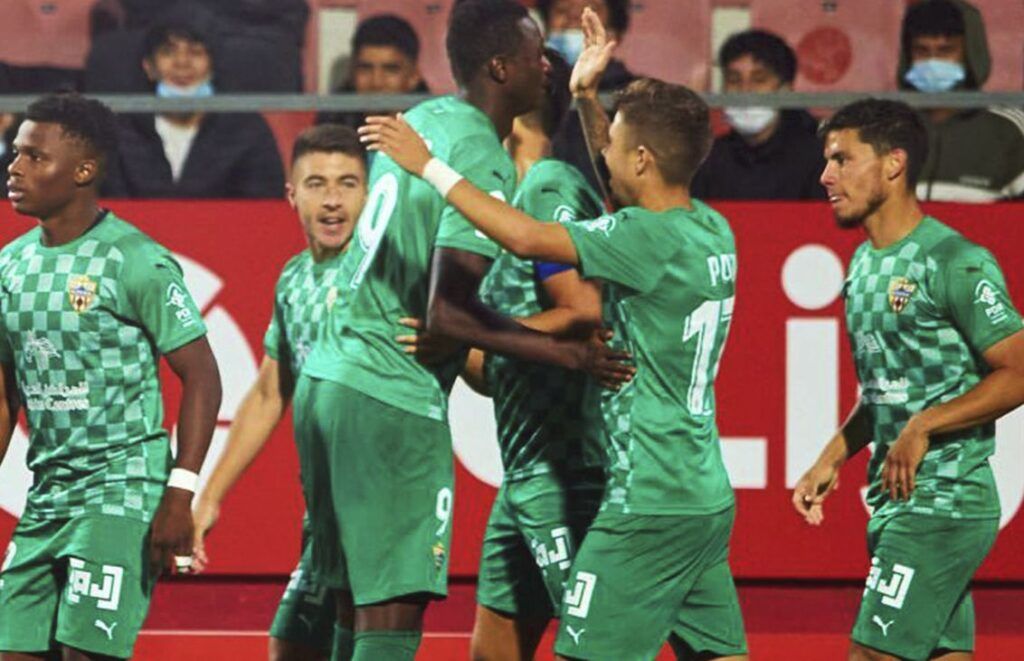 Sadiq celebra con Robertone y otros jugadores de la UD Almería un gol en Montilivi