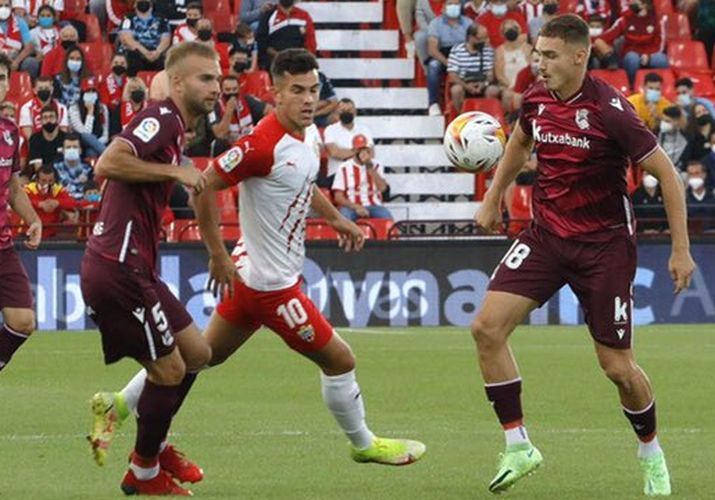 Arambarri, Pokorny y Curro Sánchez en un lance de un Almería-Real Sociedad 'B'
