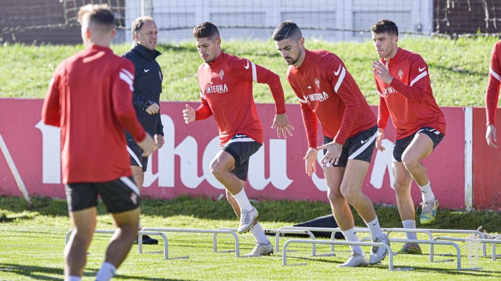 Berto González, Borja López y Nacho Méndez en un entrenamiento del Sporting