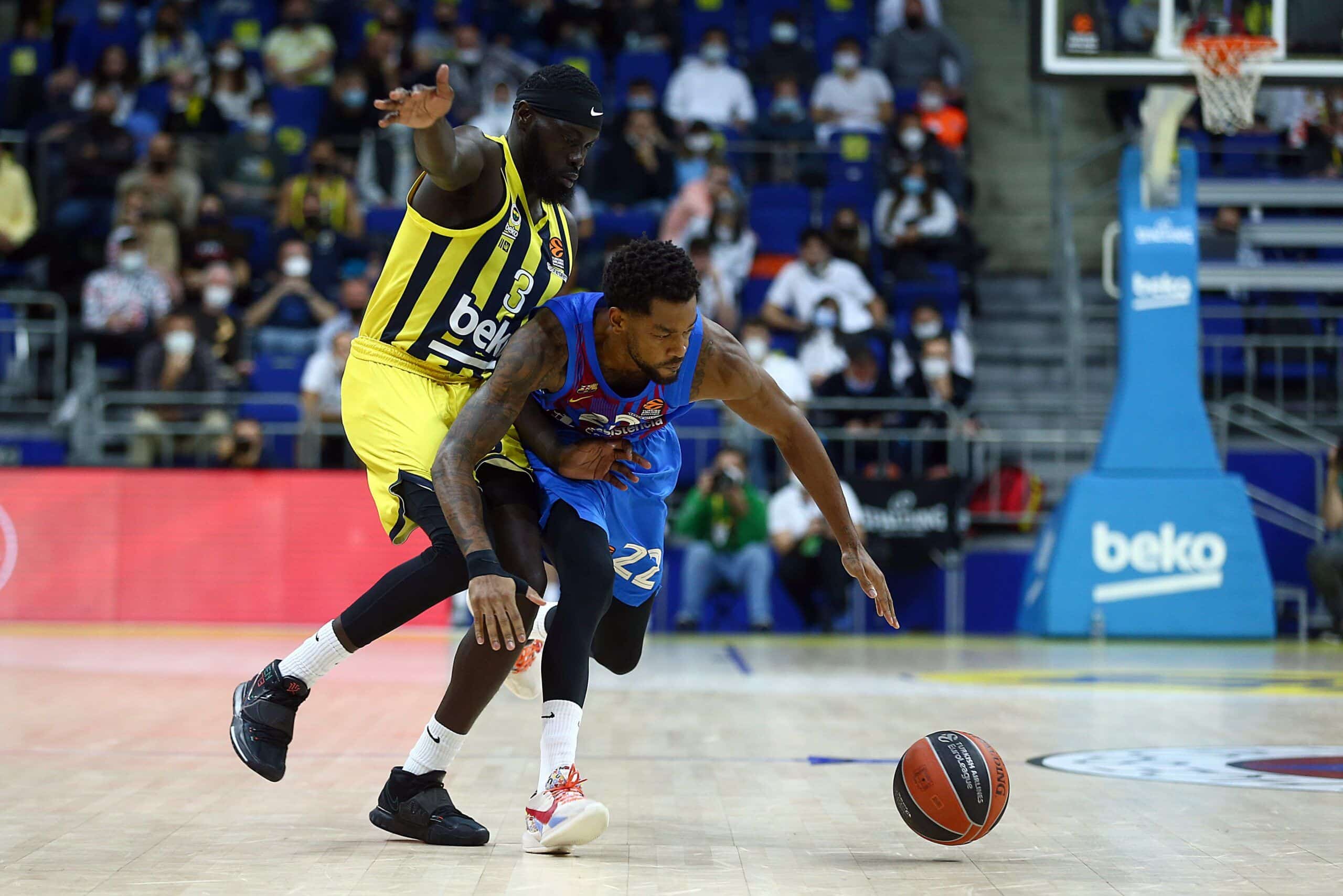 Cory Higgins, máximo anotador del FC Barcelona, sobrepasando la defensa de Marial Shayok. Foto vía: twitter.com/FCBBasket