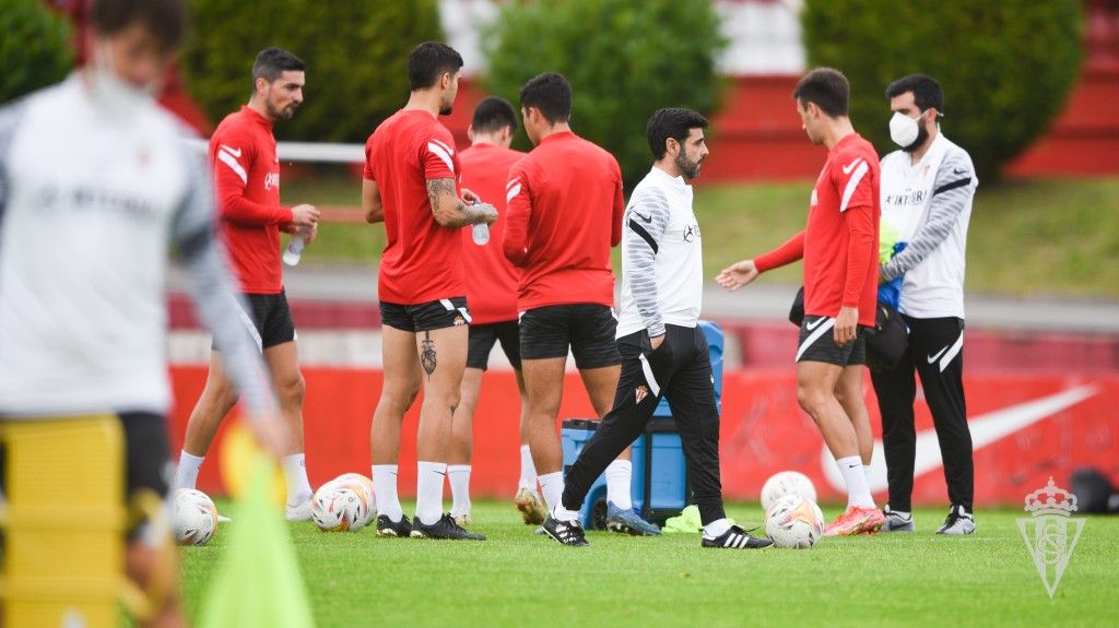 David Gallego supervisa un entrenamiento en Mareo