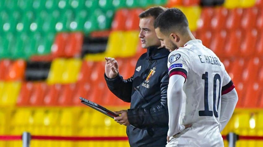 Eden Hazard recibe indicaciones en un partido con Bélgica. Foto: Royal Belgian FA.