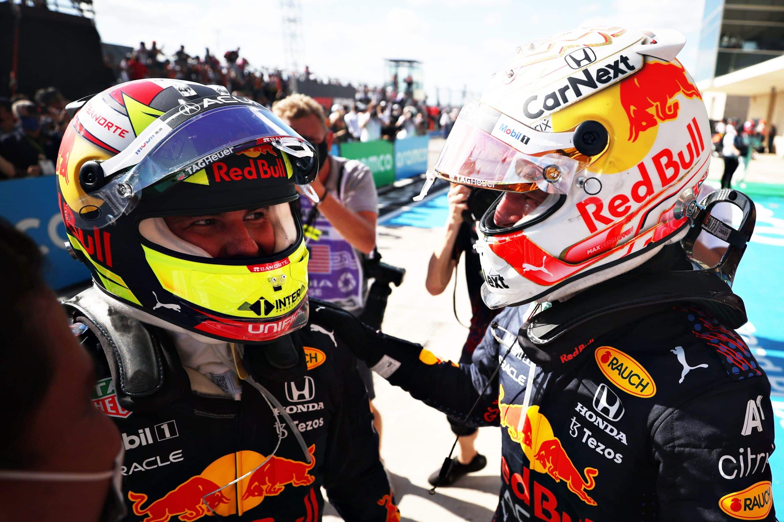 Max Verstappen celebrando la victoria con su compañero Sergio Pérez, ambos en el podio. Imagen: @F1