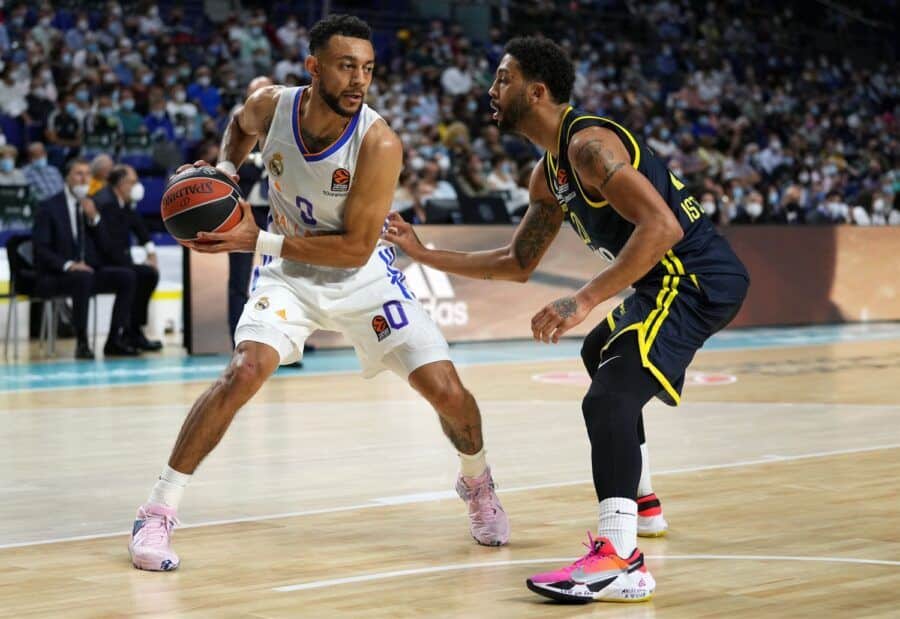 Nigel Williams-Goss ante Pierria Henry en un Real Madrid - Fenerbahçe Beko Istanbul. Foto: Turkish Airlines Euroleague.