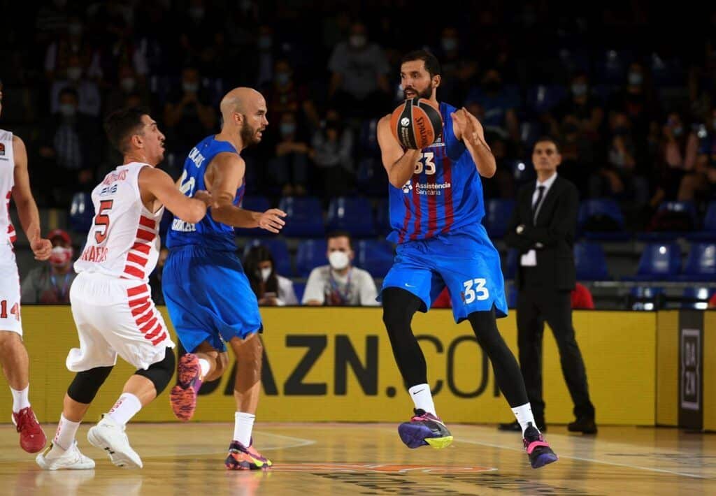 Nikola Mirotic recibe un pase de Nick Calathes. Foto: Euroleague