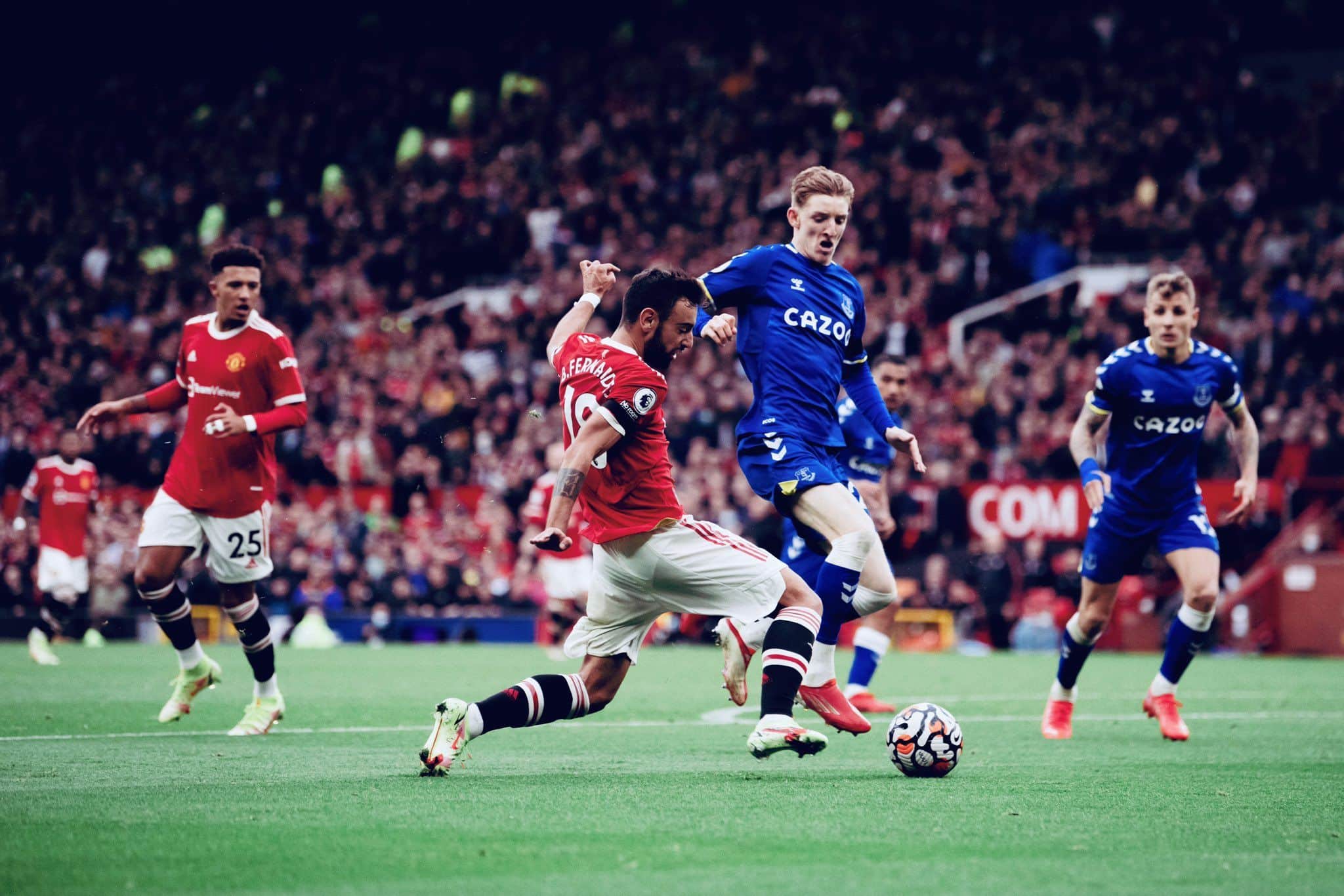 Bruno Fernandes avanza con el balón rodeado de rivales. Foto: @ManUtd