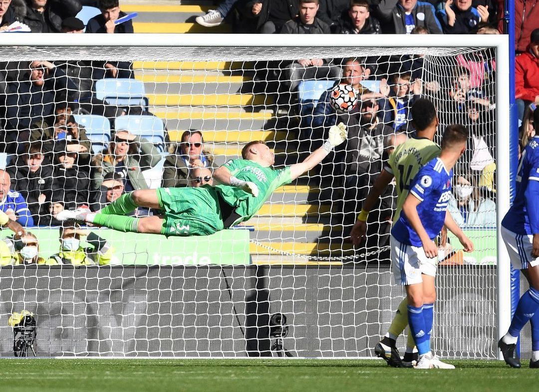 Atajada de Ramsdale frente al Leicester City.