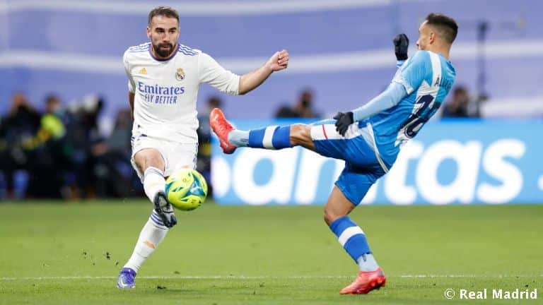 Daniel Carvajal centra ante Álvaro García en un Real Madrid Club de Fútbol - Rayo Vallecano de Madrid. Foto: Real Madrid Club de Fútbol.