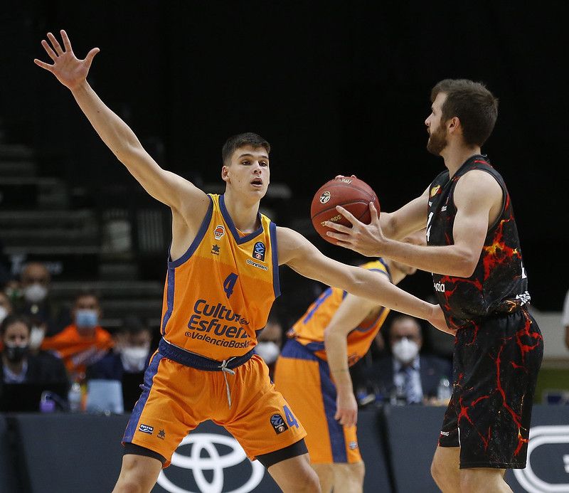 CB Gran Canaria asalta la Fonteta en un partido con final apretado. Fuente: M.A. Polo (VBC).