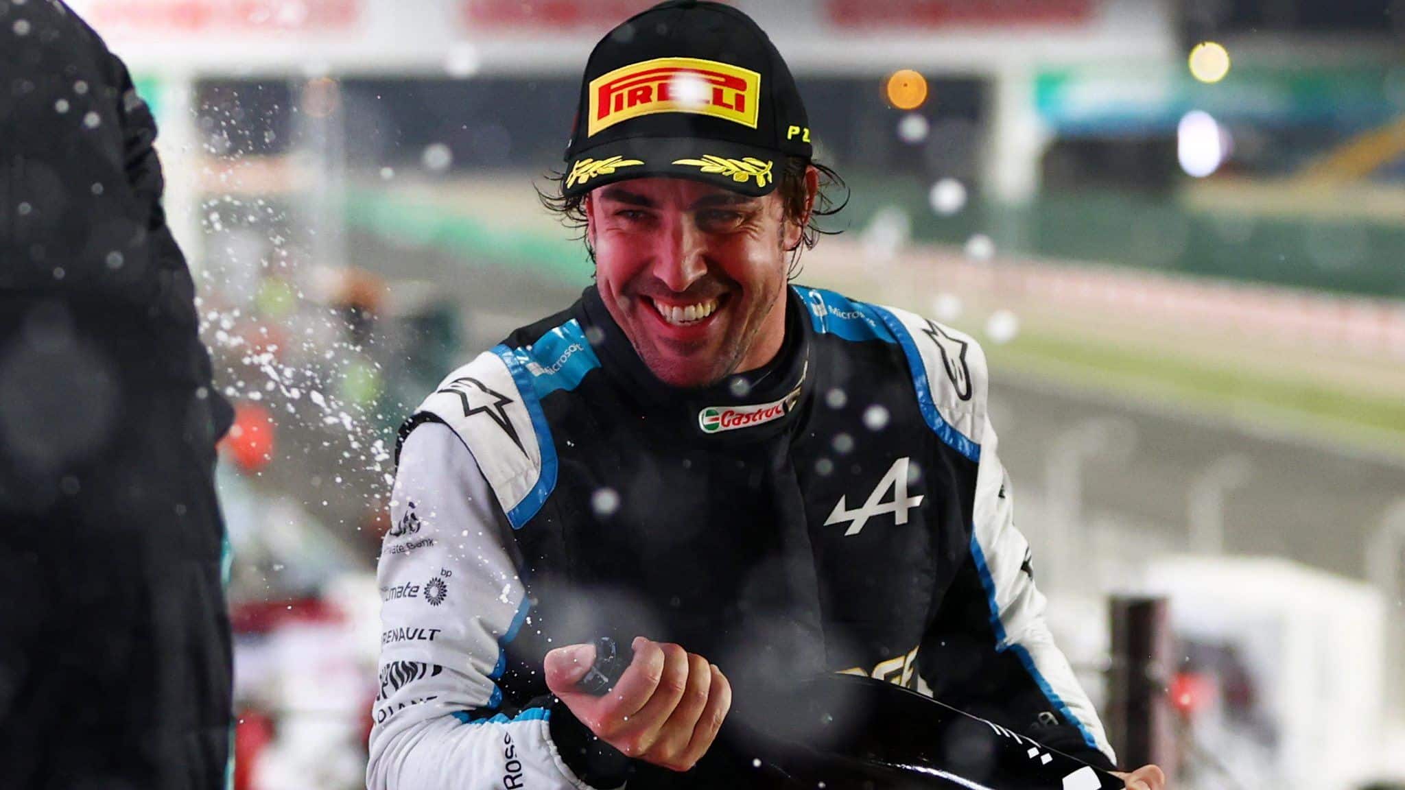 Fernando Alonso celebra su tercera posición en el podio de Losail. Foto: Alpine F1 Team
