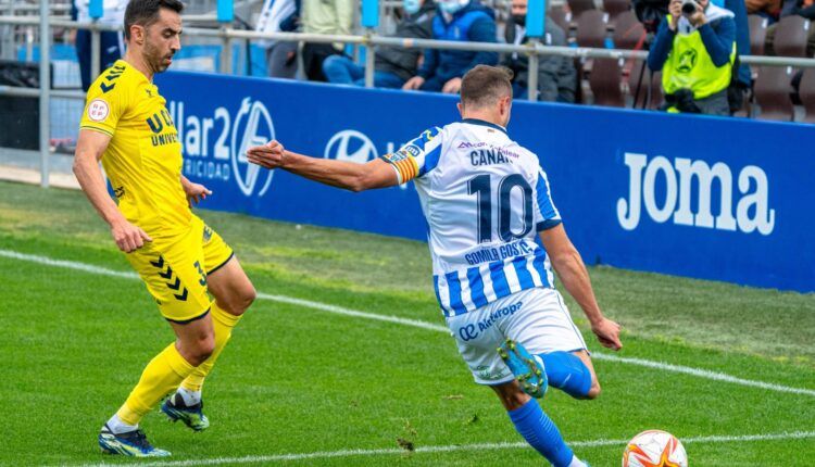 Canario busca un centro en el partido contra UCAM Murcia | Foto: atleticobaleares.com