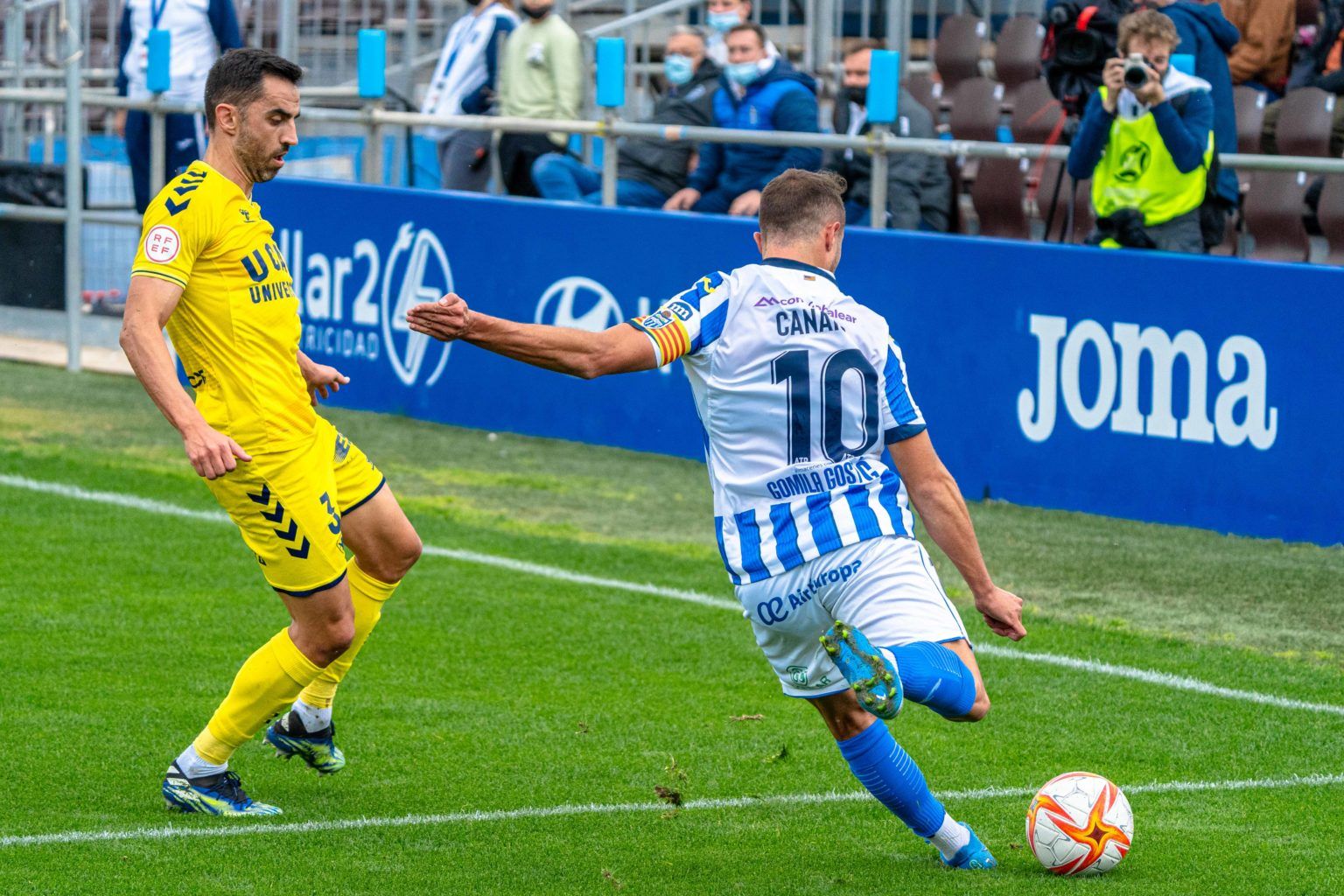 Canario busca un centro en el partido contra UCAM Murcia | Foto: atleticobaleares.com