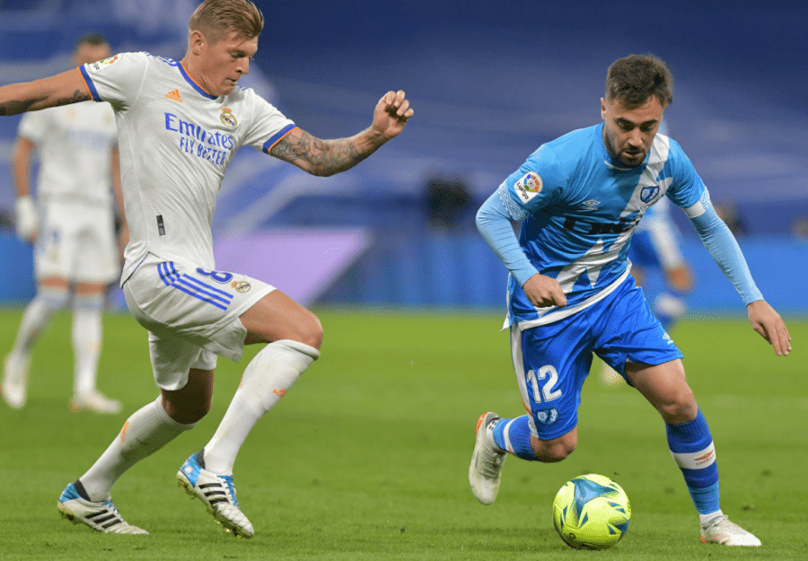 Unai López conduce el balón ante Toni Kroos en un Real Madrid Club de Fútbol - Rayo Vallecano de Madird. Foto: Rayo Vallecano de Madrid.