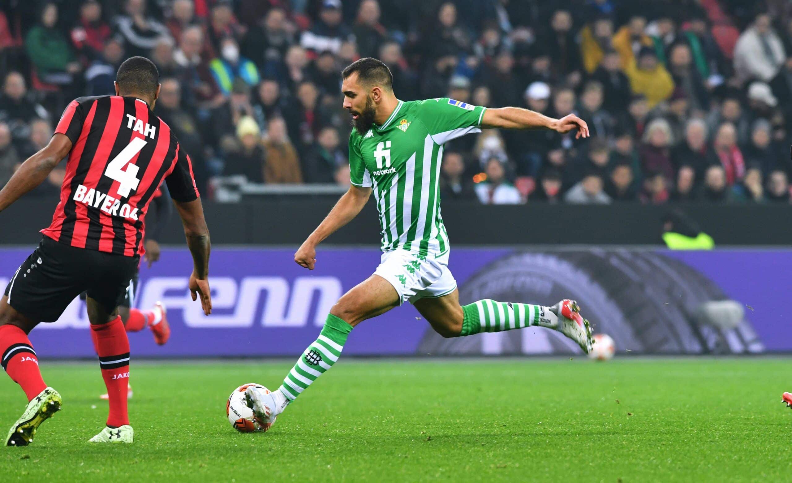 Borja Iglesias salió en el once titular en el BayArena. Fuente: @realbetis