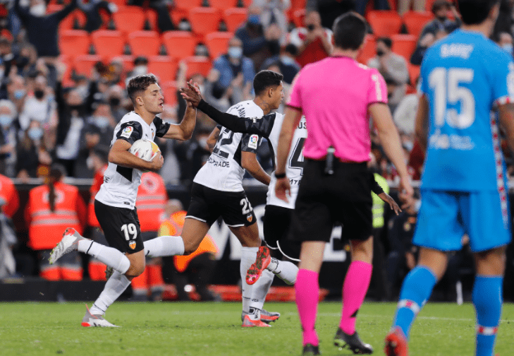 El delantero valencianista marcó un doblete en el descuento para empatar el partido. Fuente: LaLiga.