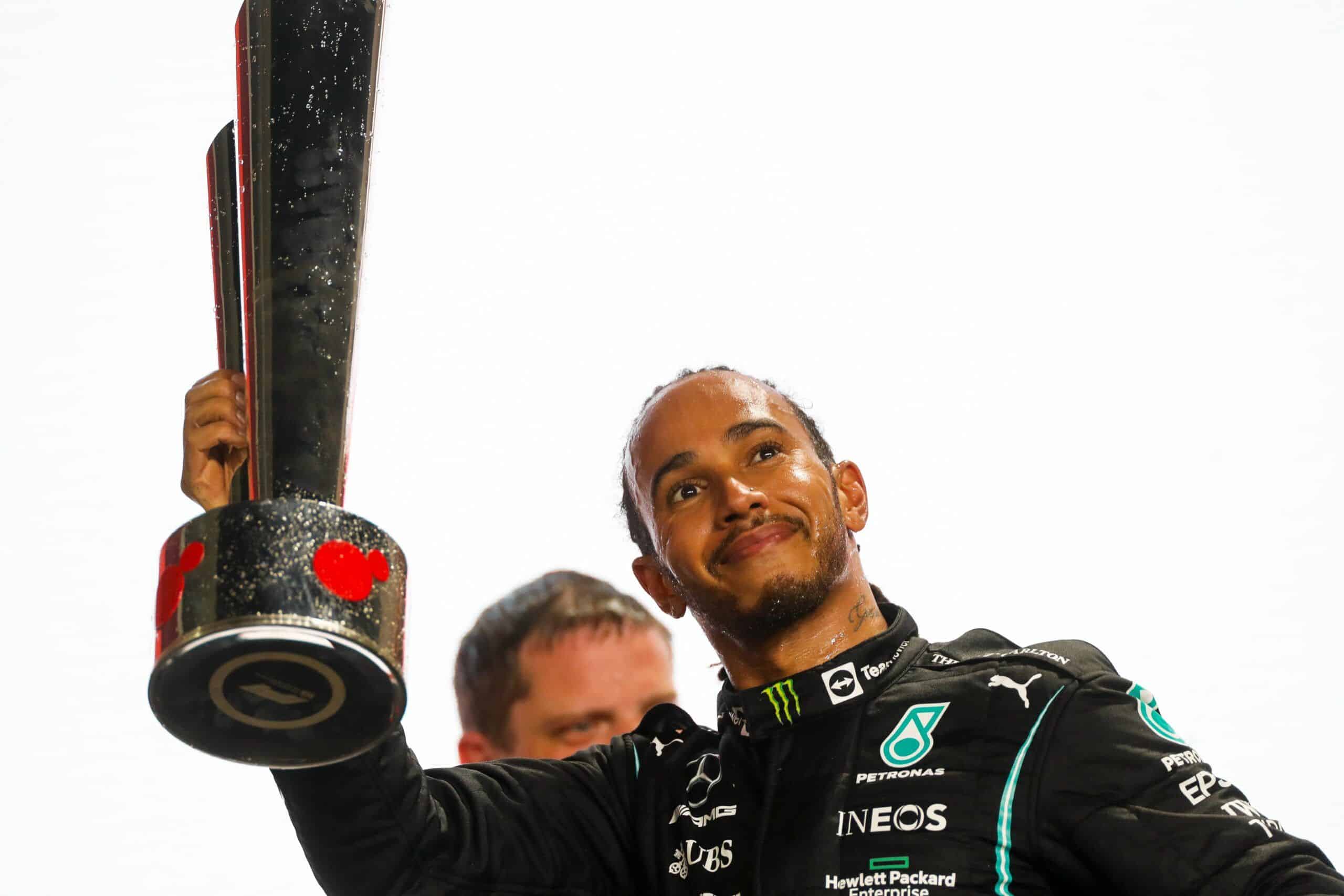 Lewis Hamilton con el trofeo que le acredita como vencedor del GP de Qatar. Imagen: @MercedesAMGF1